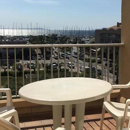 Apartment Duplex Climatise Avec Terrasse A Hyeres, Mer, Parking - Fr-1-335-150