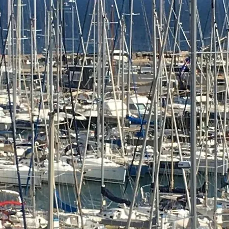 Apartment Duplex Climatise Avec Terrasse A Hyeres, Mer, Parking - Fr-1-335-150 *