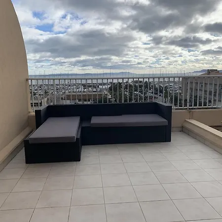 Duplex Climatisé Avec Terrasse à Hyères, Mer, Parking - Fr-1-335-150